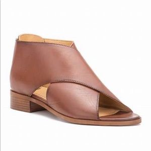 Vintage Foundry Tan Regan Crossover Sandal Size 6